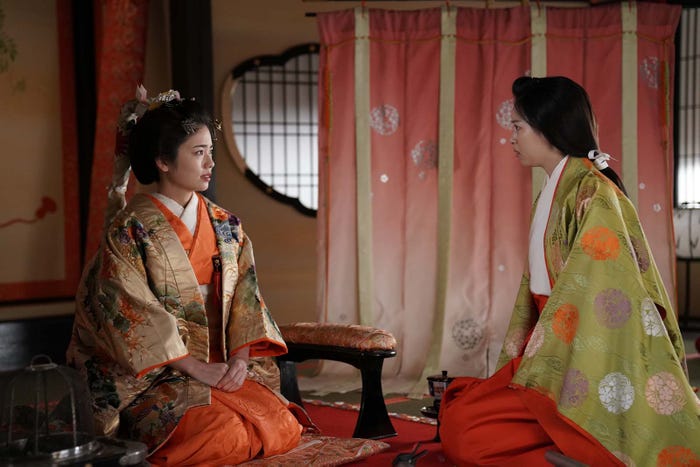 小芝風花、西野七瀬「大奥」第5話より(C)フジテレビ