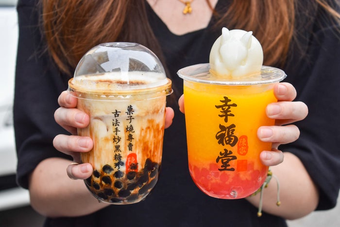 （写真右）白いウサギ型のマンゴースムージー 幸福堂／画像提供：幸福堂