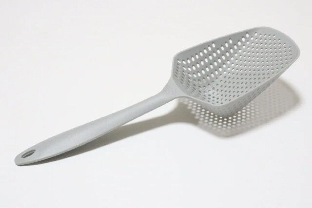ダイソー　大きいザルスプーン（角型）