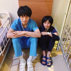 モデルプレス - 山崎賢人、城桧吏と隙間に“ちょこん”…緊迫シーンのオフショットが癒やし度満点
