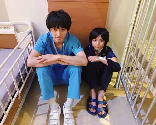 山崎賢人、城桧吏と隙間に“ちょこん”…緊迫シーンのオフショットが癒やし度満点