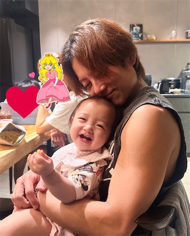 パパの抱っこに笑顔満面の夢空ちゃん 杉浦太陽が1歳2カ月の成長ショットを多数公開