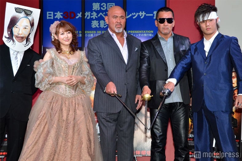 映画「三銃士－王妃の首飾りとダ・ヴィンチの飛行船」のPRイベントの模様。左から：HEY！たくちゃん、安めぐみ、武藤敬司、蝶野正洋、橋本大地