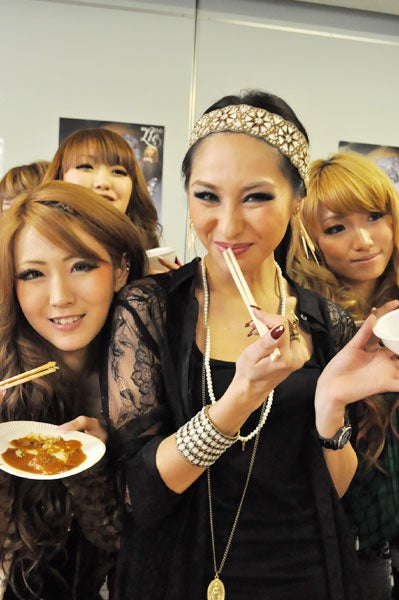Lieと試食会に参加したギャル達