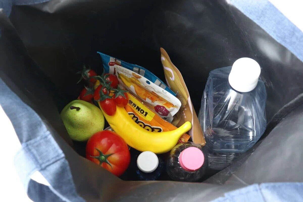 デニム調のトートバッグ(ポーチ付)の内部に食品や飲み物がたくさん入っている様子 デニム調のトートバッグ(ポーチ付)の内部に食品や飲み物がたくさん入っている様子