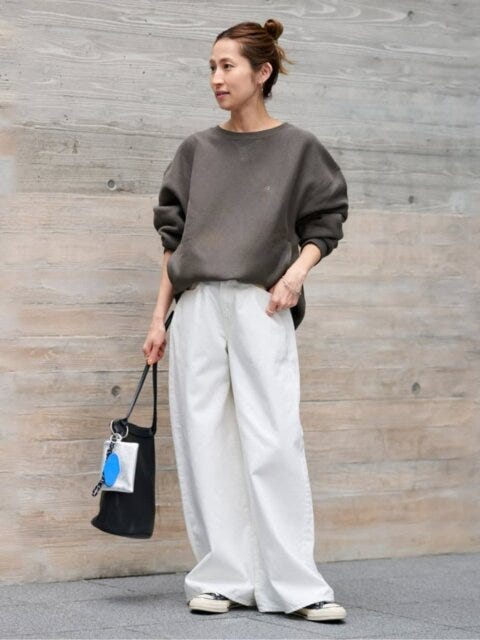 スウェット白デニムコーデ 2025冬女性おすすめスウェット白デニムコーデ