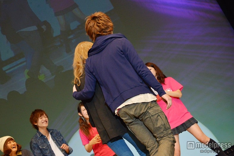 密着エスコートをする大倉士門