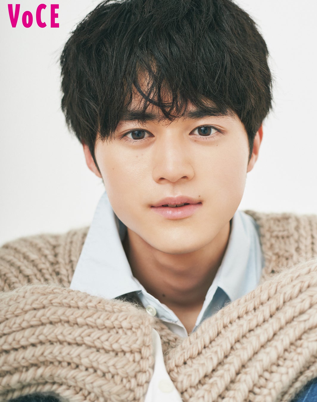 鈴鹿央士「VOCE」初登場　恋愛観・透明感あふれる美の秘訣に迫る