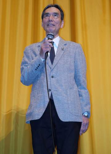 長塚京三 劇場で30年ぶり主演作鑑賞「昨日撮影したかのよう」劇中シーンで骨折のハプニングも