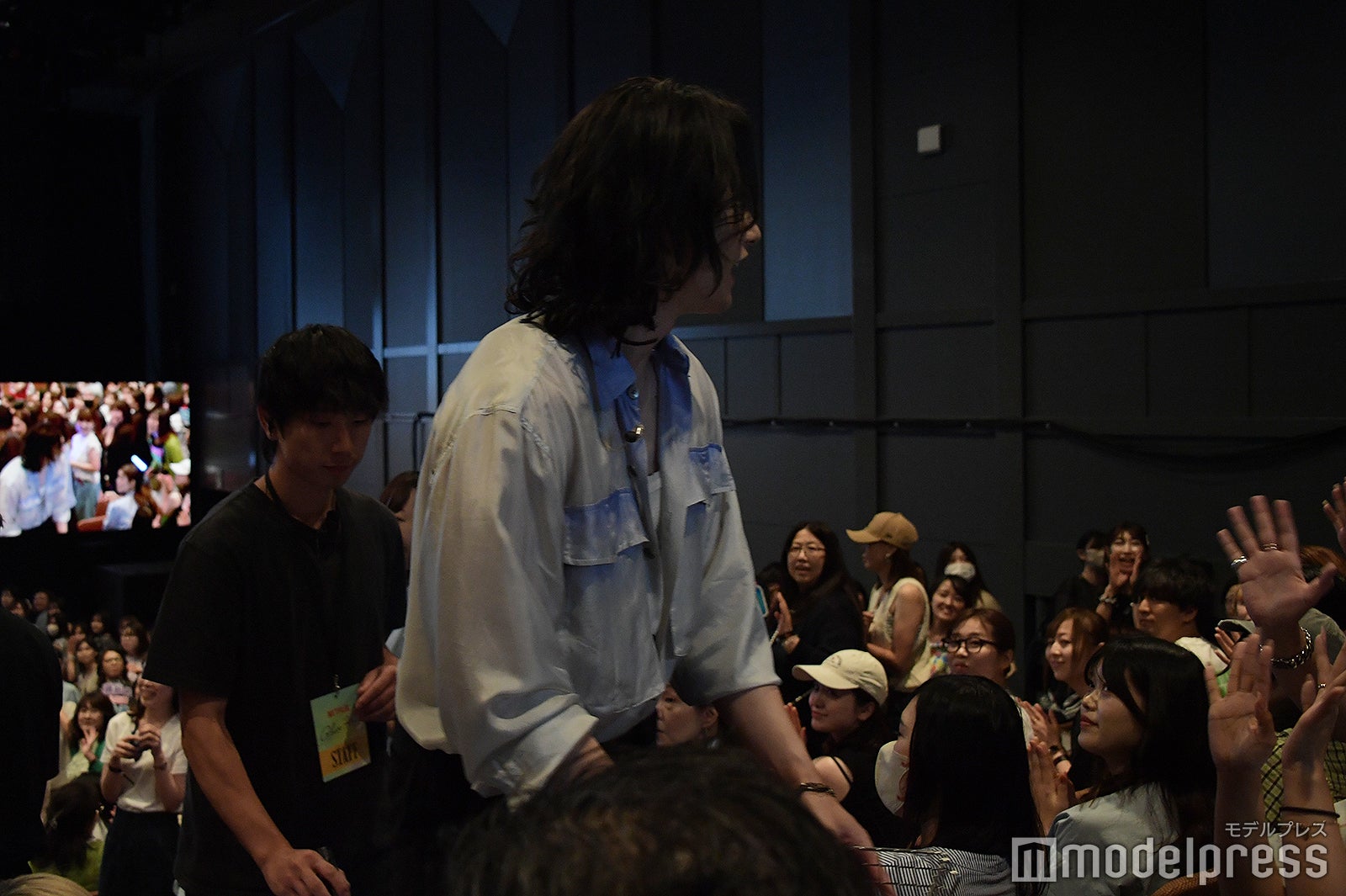 プレゼントを配る町田啓太（C）モデルプレス