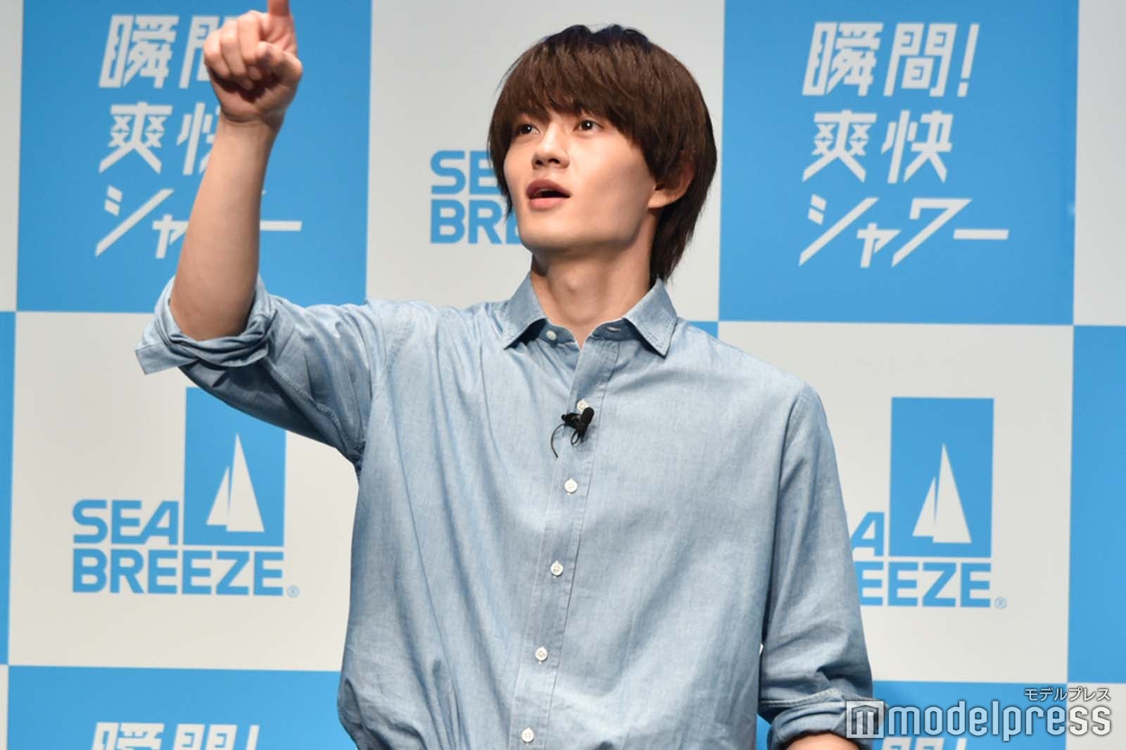日直のジェスチャーをする佐野勇斗（C）モデルプレス