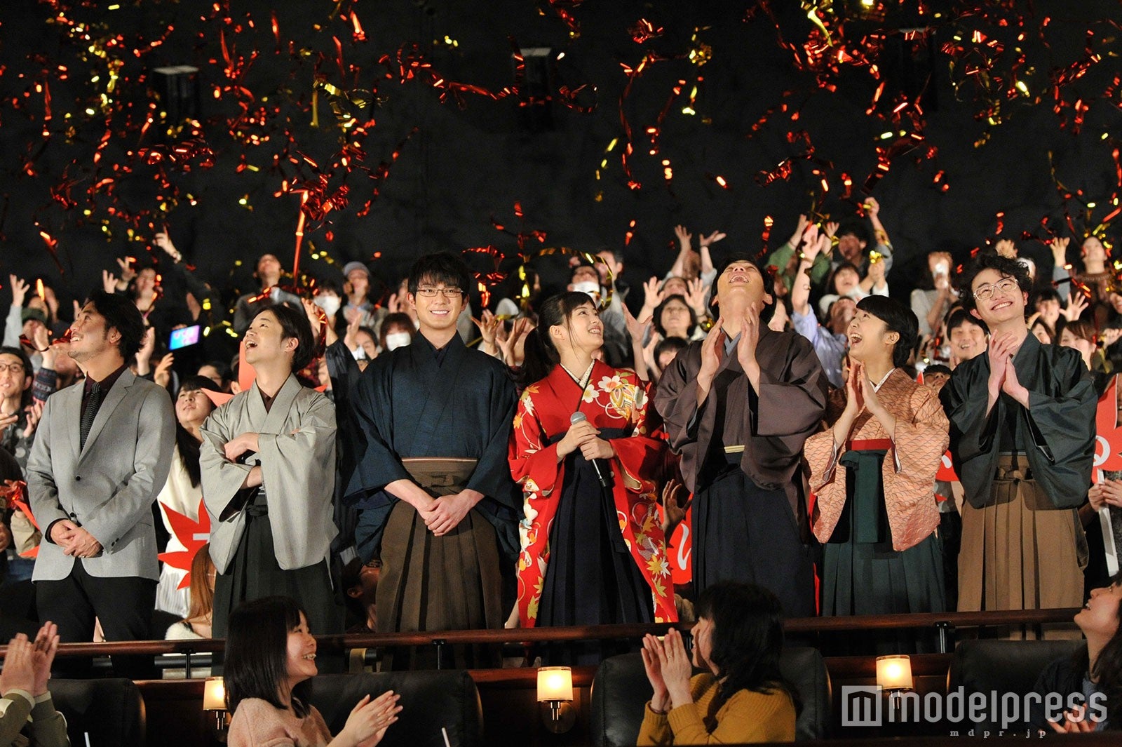 （左から）小泉徳宏監督、矢本悠馬、真剣佑、広瀬すず、野村周平、上白石萌音、森永悠希（C）モデルプレス