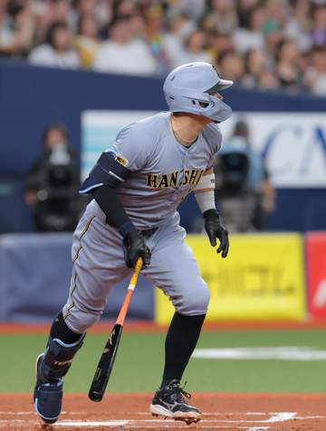 阪神・佐藤輝がヒヤリ “打球”が球審の頭に直撃 オリックス・若月も心配してトレーナーも駆けつけ球場騒然