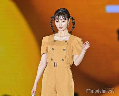 宮本茉由、変形ツインテールヘアが新鮮 オレンジメイク&コーデ披露<GirlsAward 2022 S/S>