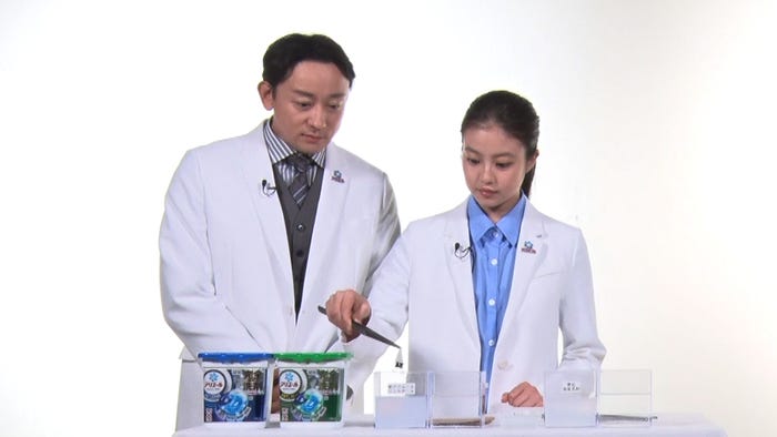 山本耕史、今田美桜/「アリエール ジェルボール プロ」デモンストレーション