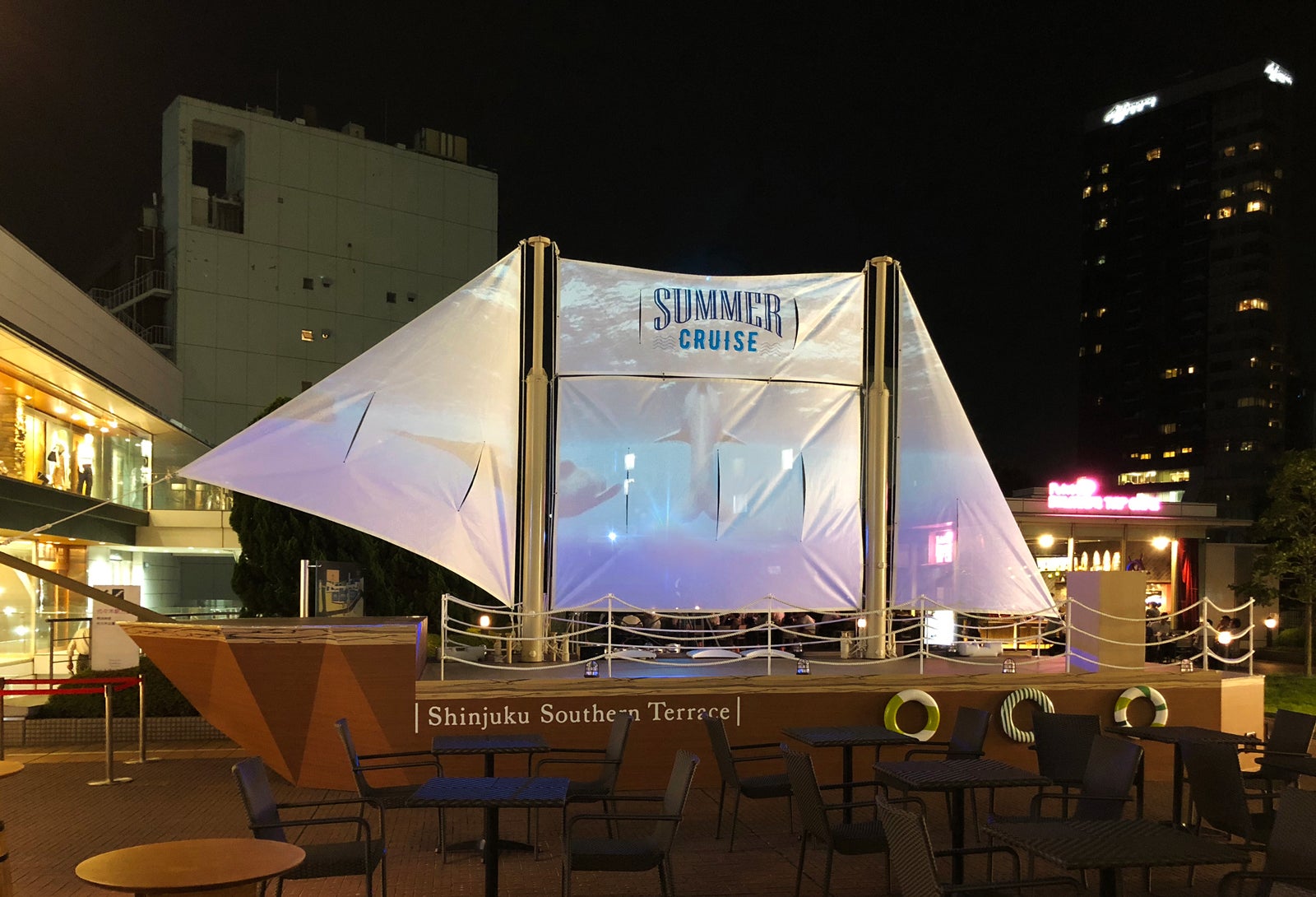 夜はさらにロマンチックな空間に（提供写真）