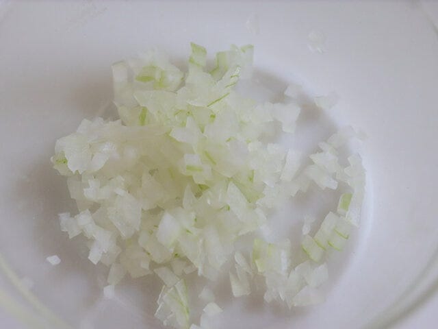 長ねぎはみじん切りにする。
