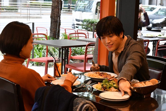 菅野美穂、岩田剛典/「砂の塔~知りすぎた隣人」第8話より(C)TBS