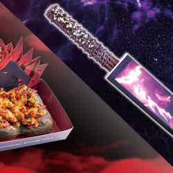 左:「黒閃! チキンピザブレッド ~旨辛ガーリック~」 右:「虚式「茈」 チュリトス ~ミックスベリー味~」 /画像提供:ユー・エス・ジェイ