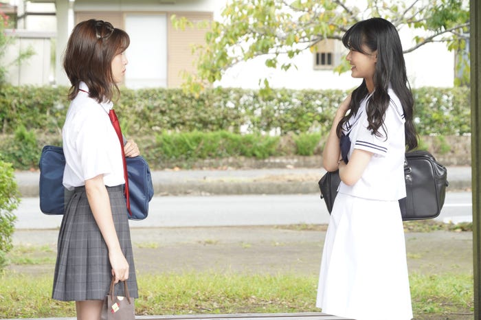 白石聖、原菜乃華(C)2021 紺野りさ・小学館/「胸が鳴るのは君のせい」製作委員会