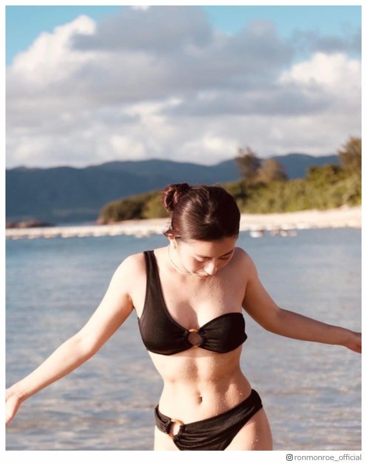 ロン・モンロウ、美腹筋全開の水着ショットに絶賛の声「スタイル良すぎ」「女神」