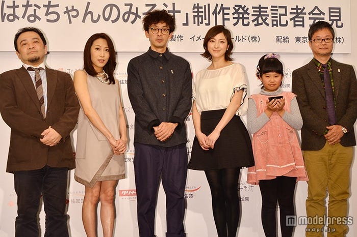 映画『はなちゃんのみそ汁』製作発表記者会見の模様(左から)阿久根知昭監督、一青窈、滝藤賢一、広末涼子、はなちゃん、安武信吾氏