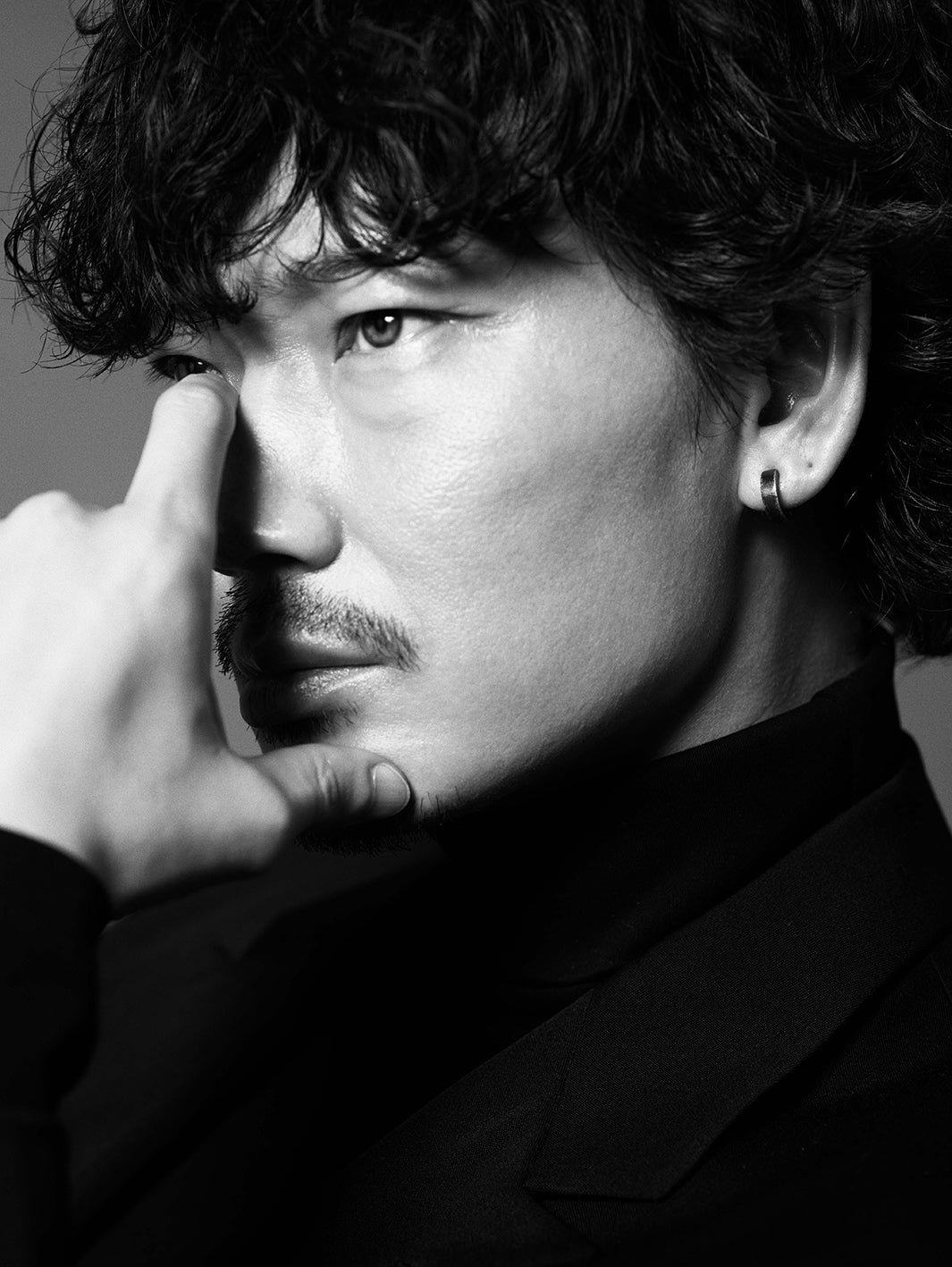 綾野剛、前代未聞の肖像作品集発表　撮影中に突然の涙・1ヵ月で10kg増も