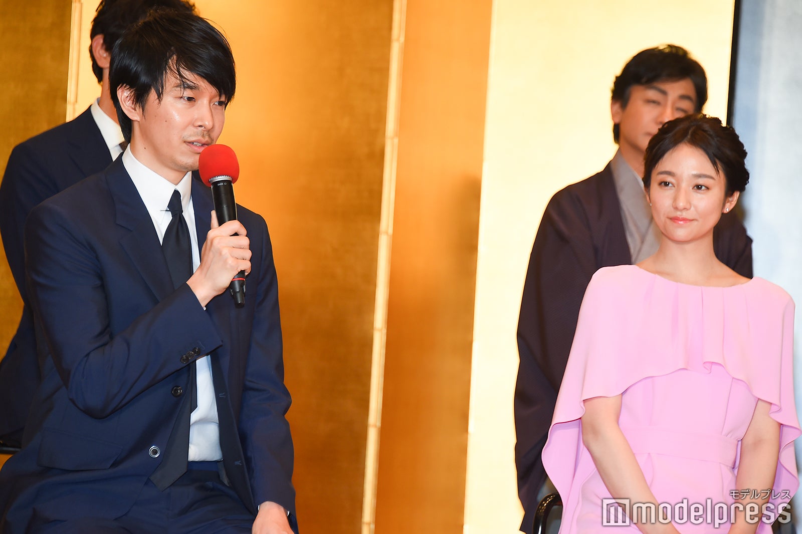 長谷川博己、木村文乃 （C）モデルプレス