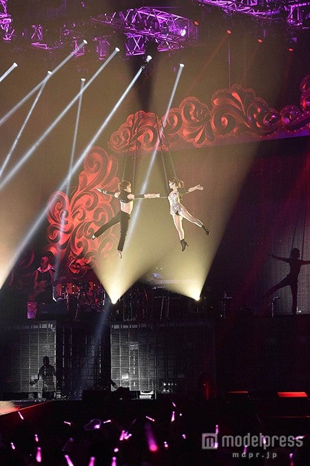 空中パフォーマンスを披露した浜崎あゆみ