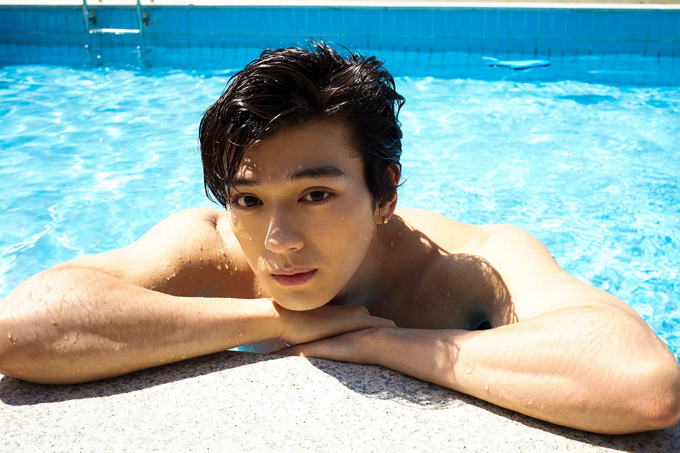 新田真剣佑「見たことのない自分」初写真集で素顔の魅力