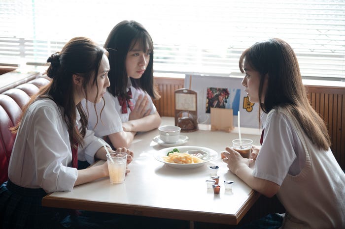 秋田汐梨、田鍋梨々花、永瀬莉子/ドラマ「17.3 about a sex」第5話より(C)AbemaTV, Inc.