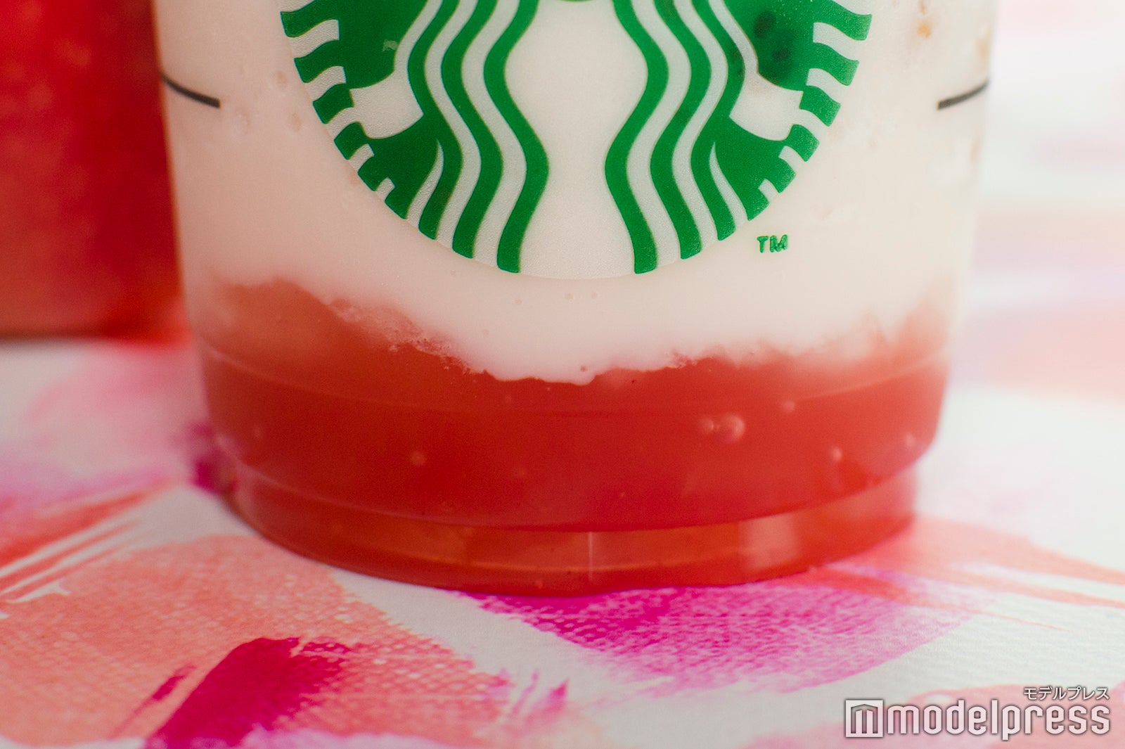 珍しい“ピンクアップル”を使用したコンポート（C）モデルプレス