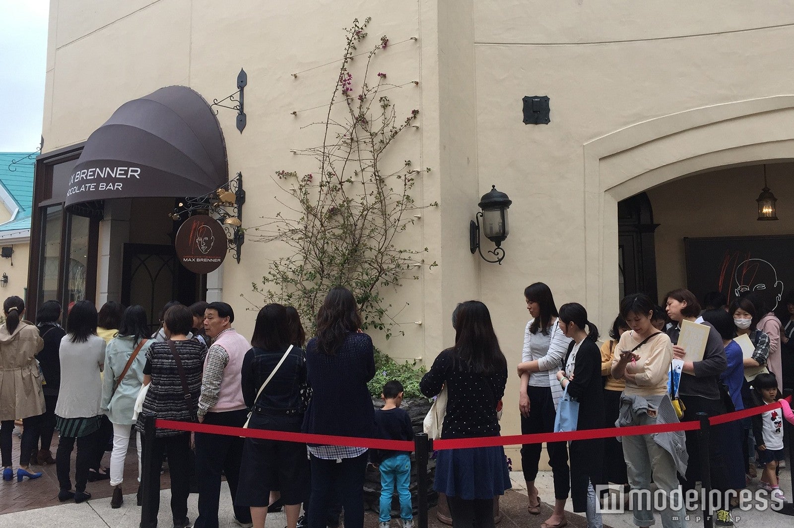 オープン前から100名弱が行列／画像提供：イクスピアリ