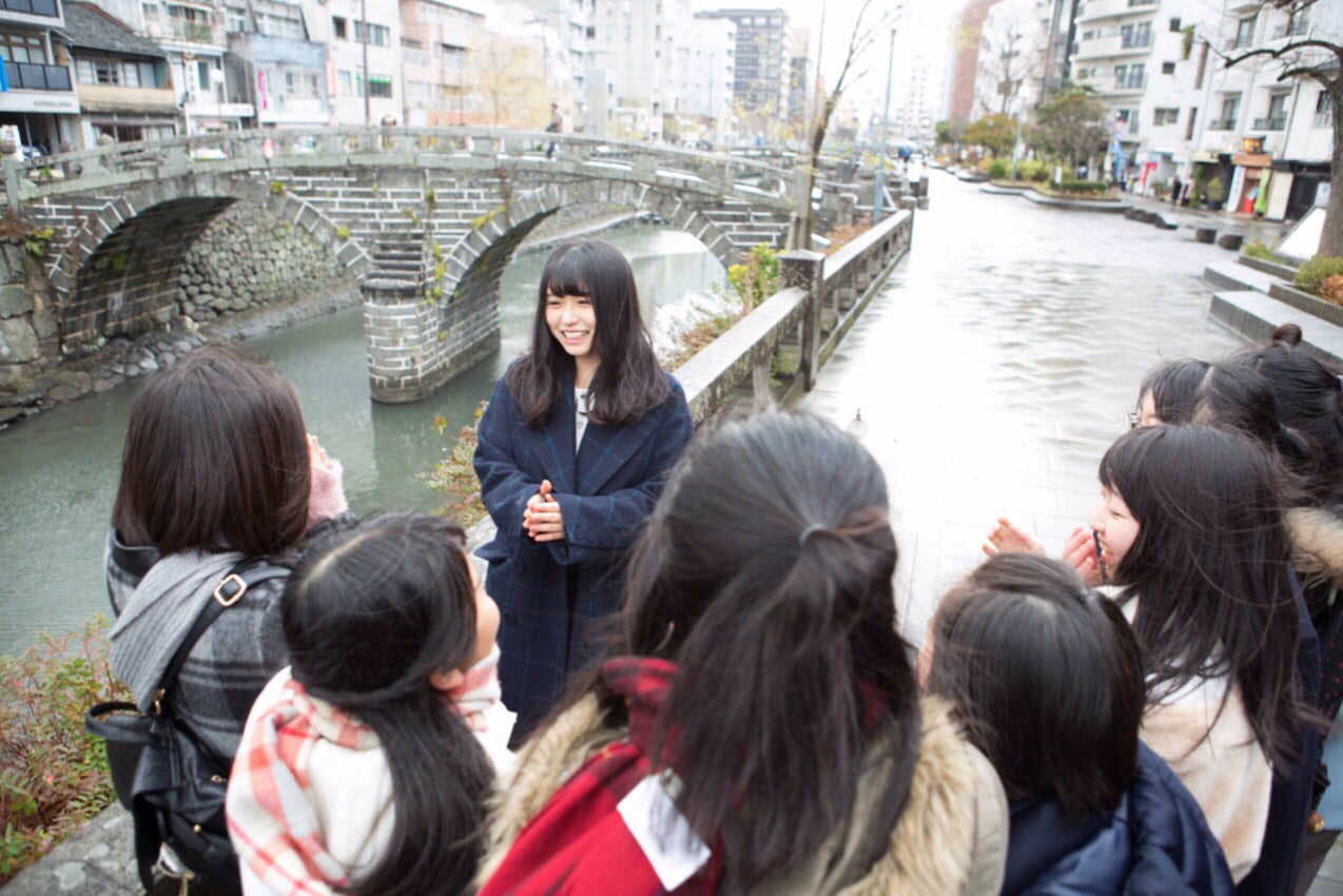 眼鏡橋付近で修学旅行中の女子高生たちから黄色い歓声が飛んだ！（提供写真）