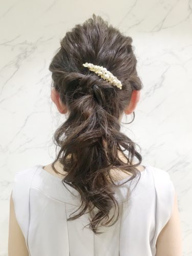 結婚式のお呼ばれヘアは大人可愛く セミロングの髪型アレンジ15選をご紹介 モデルプレス