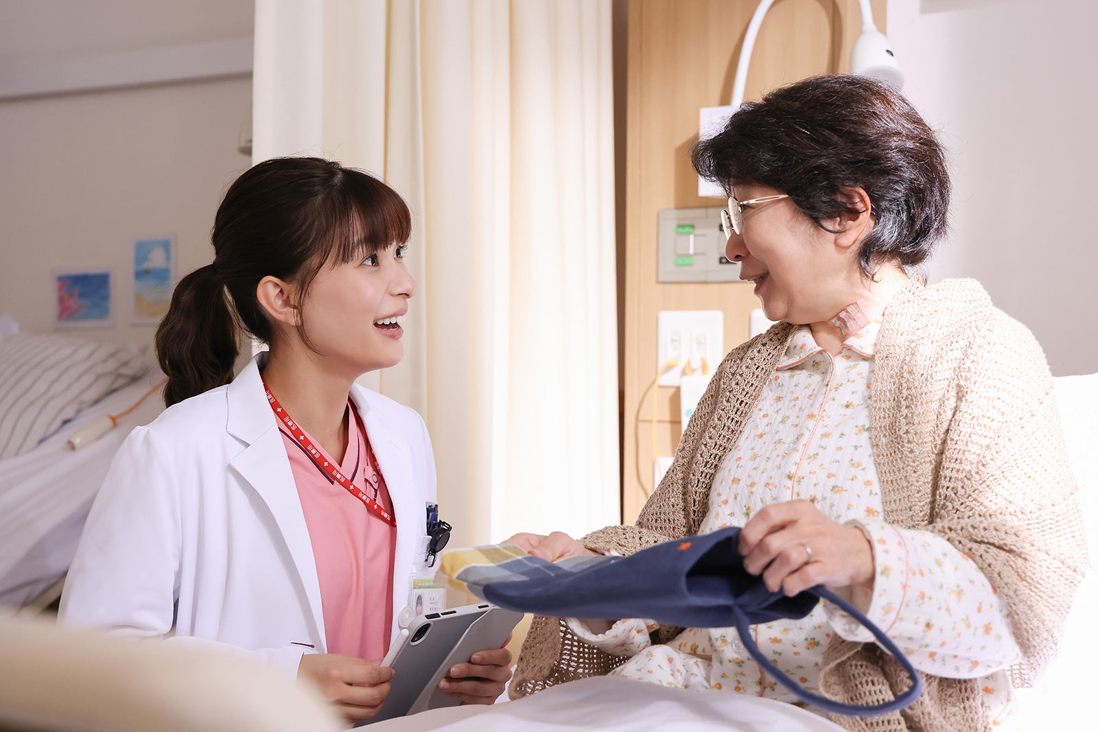 芳根京子、田中真弓「まどか26歳、研修医やってます！」第1話（C）TBS