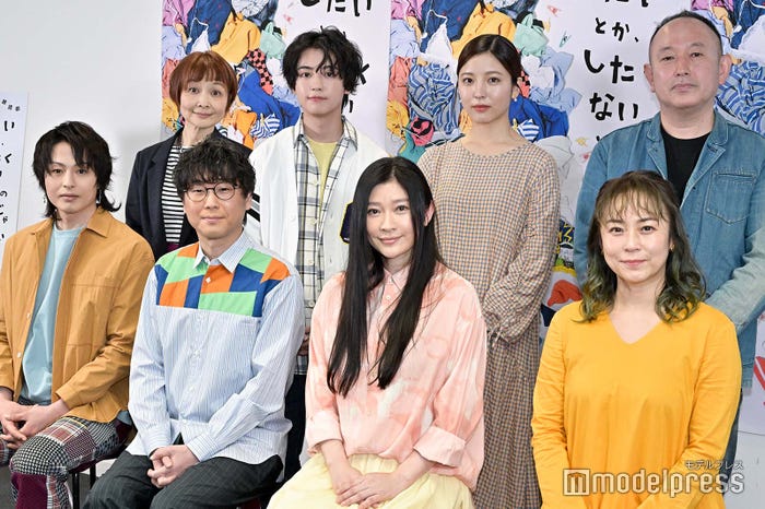(前列左から)荒木宏文、山崎樹範、篠原涼子、佐藤仁美、(後列左から)新井友香氏、ゆうたろう、早川聖来、足立紳氏(C)モデルプレス