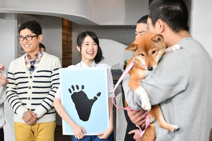 生田絵梨花(左から2番目)(C)TBS