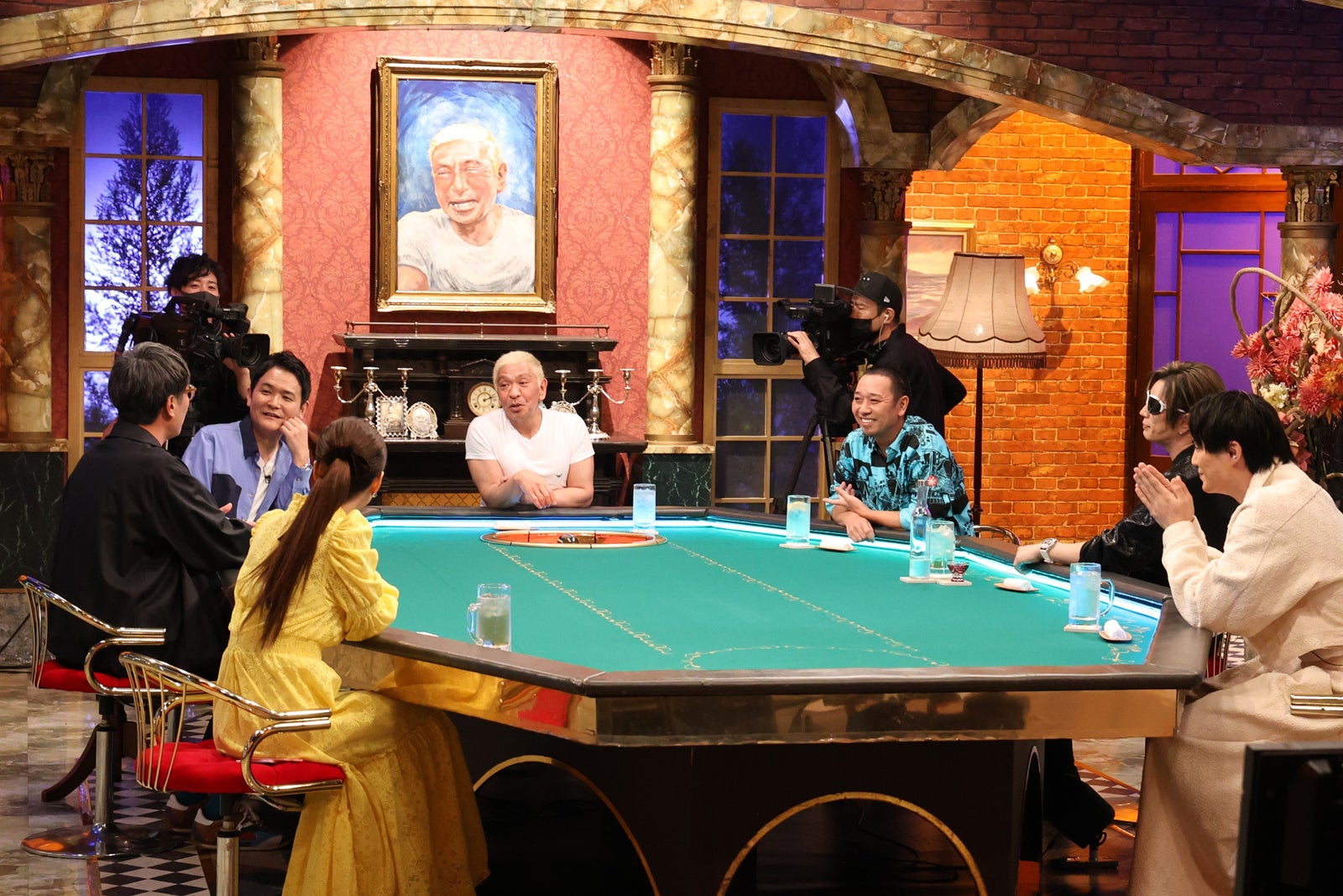 （左手前から時計回りに）谷まりあ、小木博明、ノブ、松本人志、大悟、GACKT、簡秀吉（C）フジテレビ