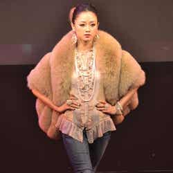 ファッションショーに登場した宮城舞