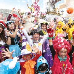 “やり過ぎ”仮装ゲストで埋め尽くされるパークに、歴代仮装チャンピオンたちも集結/画像提供:ユー・エス・ジェイ