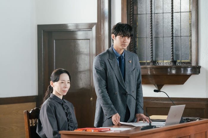 堀田真由、磯村勇斗「僕達はまだその星の校則を知らない」(C)フジテレビ