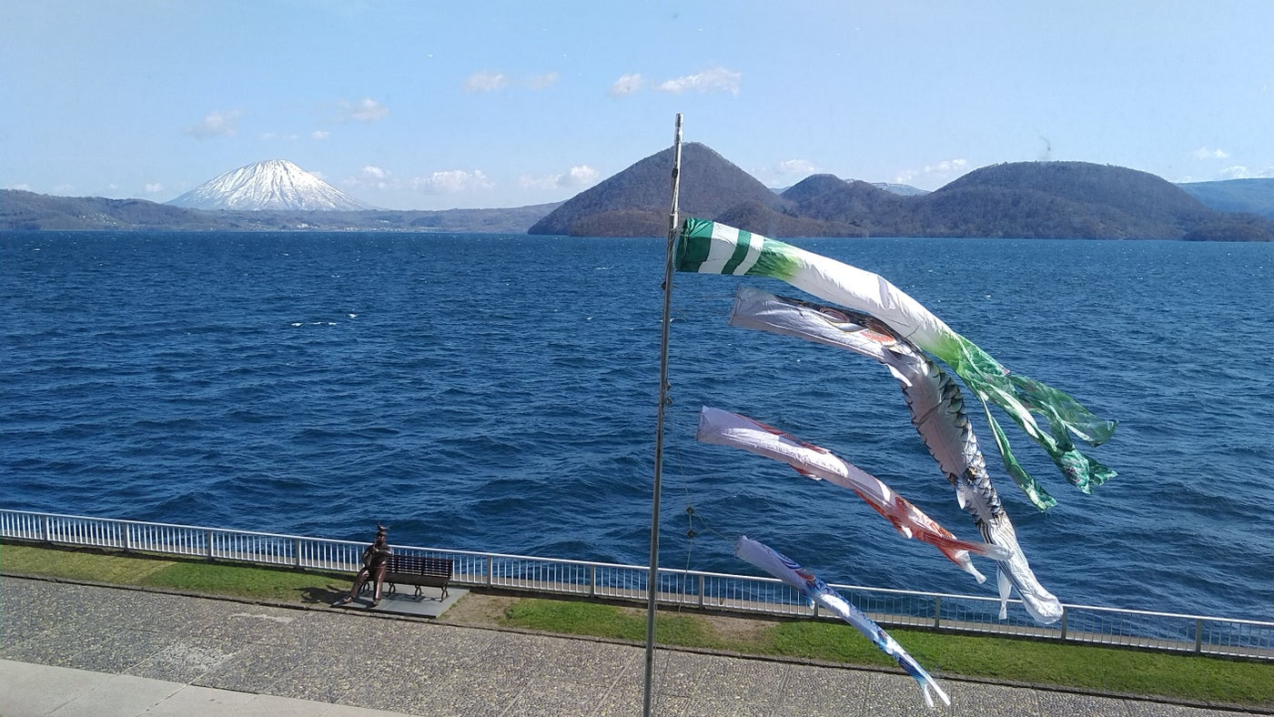 洞爺湖の北にそびえる羊蹄山