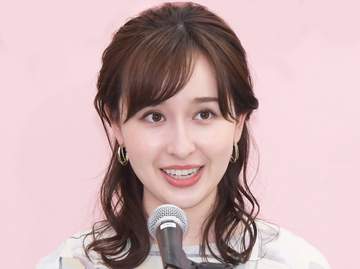 TBS宇賀神メグアナ「ピースをしている2歳の私」幼少期写真が反響「ROCKですね」「面影ある」