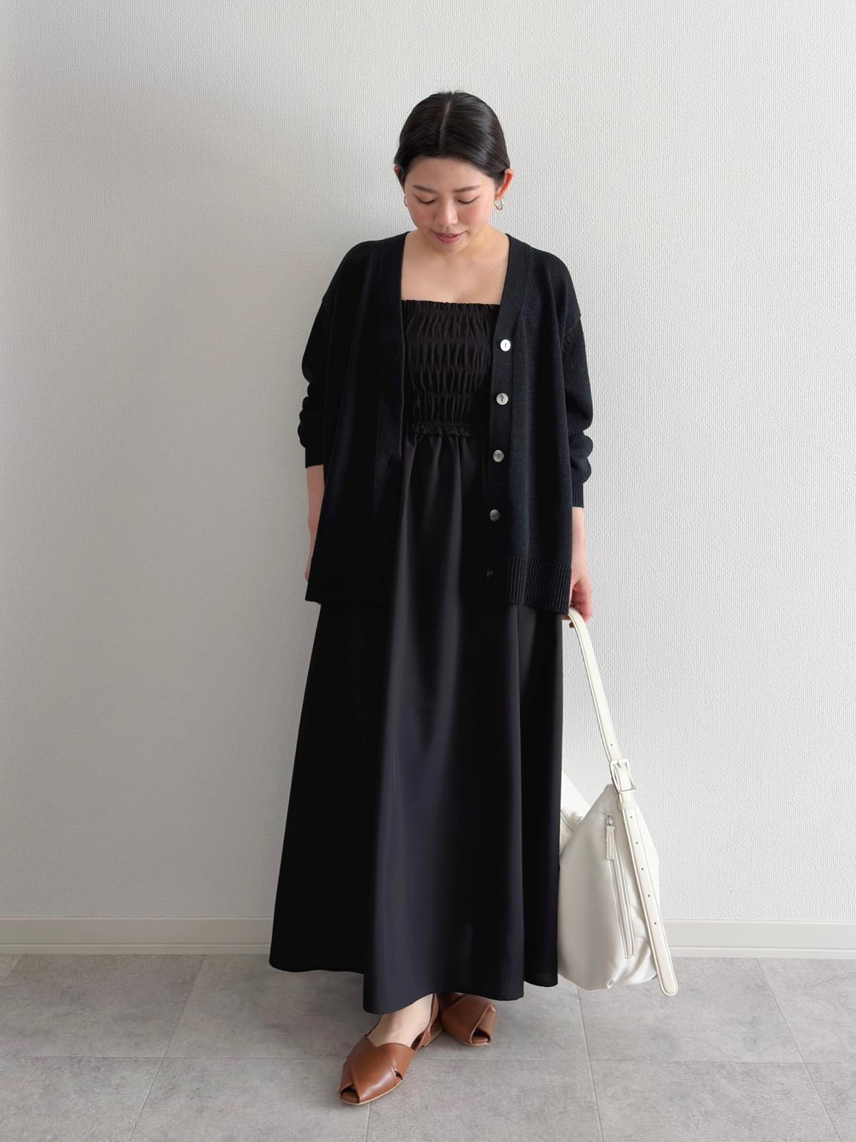 カーディガンをレイヤードしてシックな着こなしに　出典：StyleHint