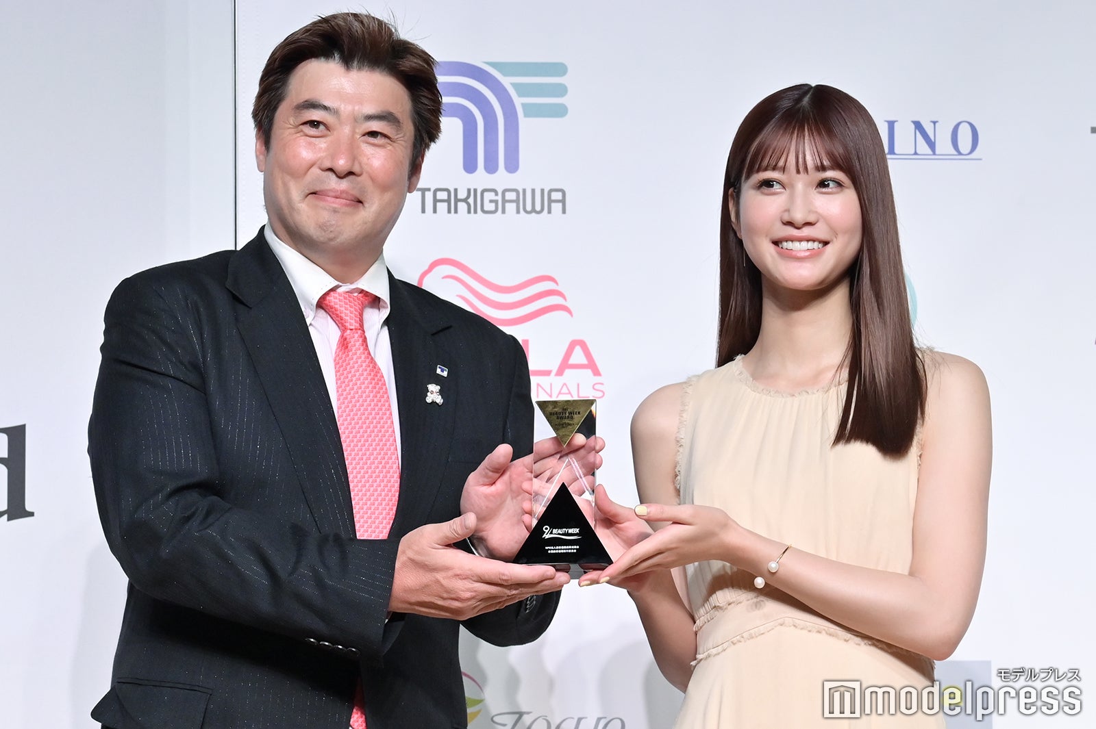 （右）生見愛瑠（C）モデルプレス