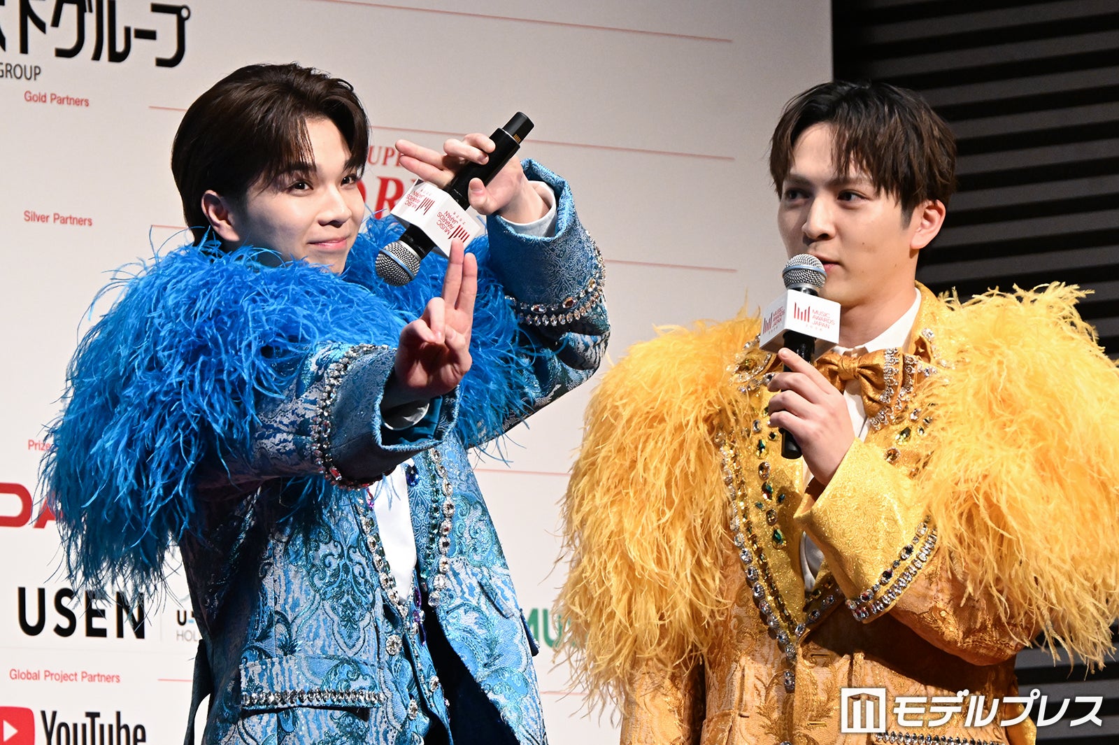 「滅」ポーズを披露する塩崎太智、吉田仁人（C）モデルプレス