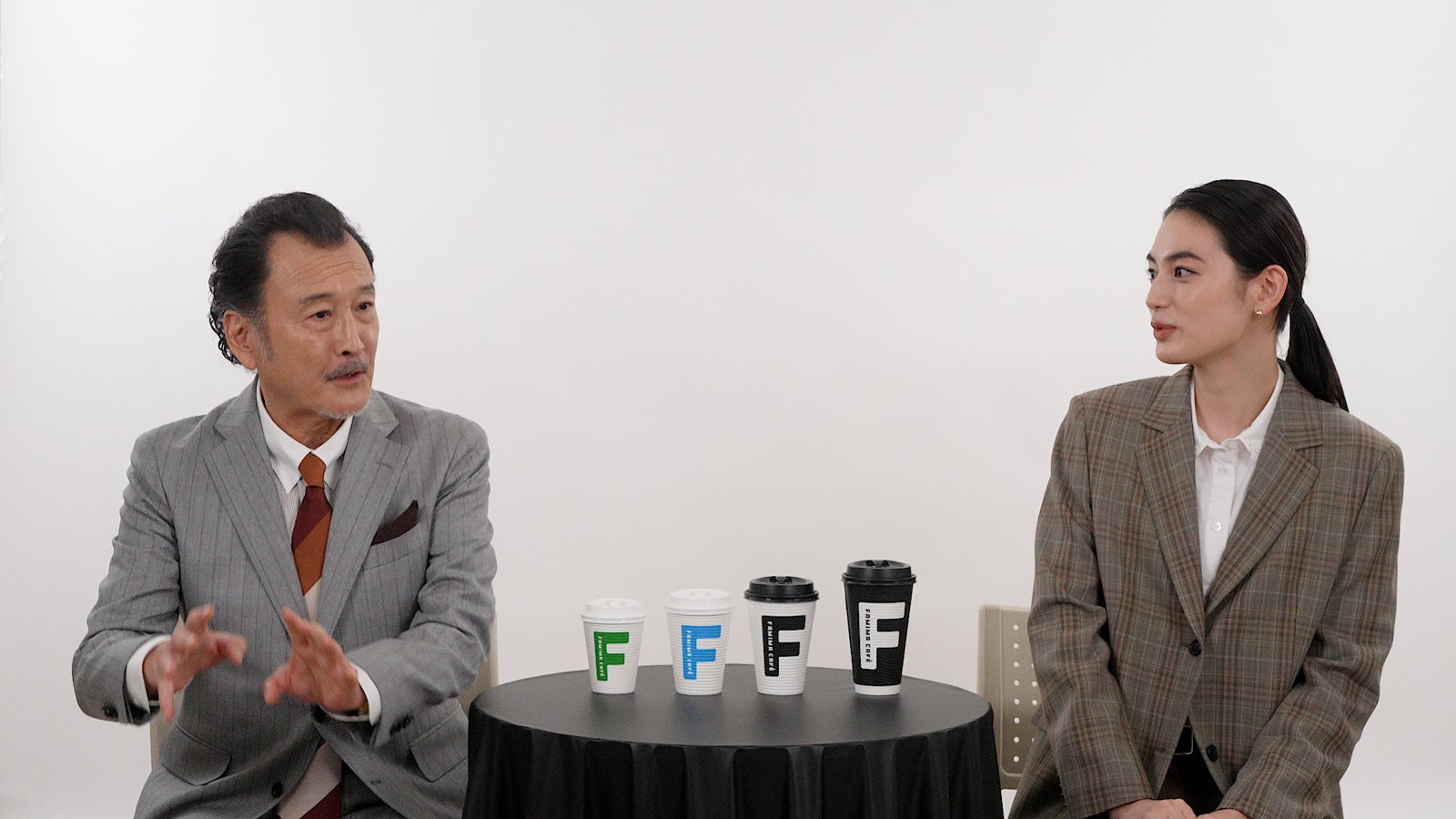 吉田鋼太郎、八木莉可子／新TVCM「FAMIMA CAFE刷新うまさに驚け。」篇（提供写真）