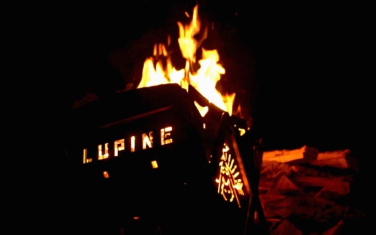 一瞬で設置完了する焚き火台 料理台もついて調理もラクラク タフな鋼鉄製で耐久性も抜群 女子旅プレス