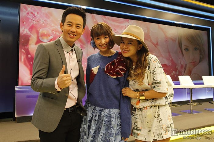 南明奈(中央)、神宮麻実(右)